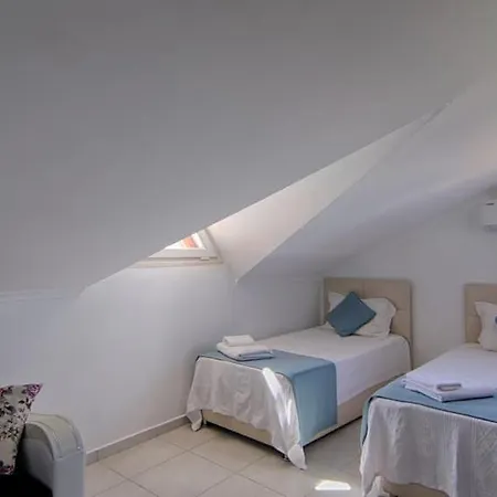 ölüdeniz Ovacıkta 5 Yatak Odalı, 12 Kişilik , Müstakil Havuzlu 2 Villa